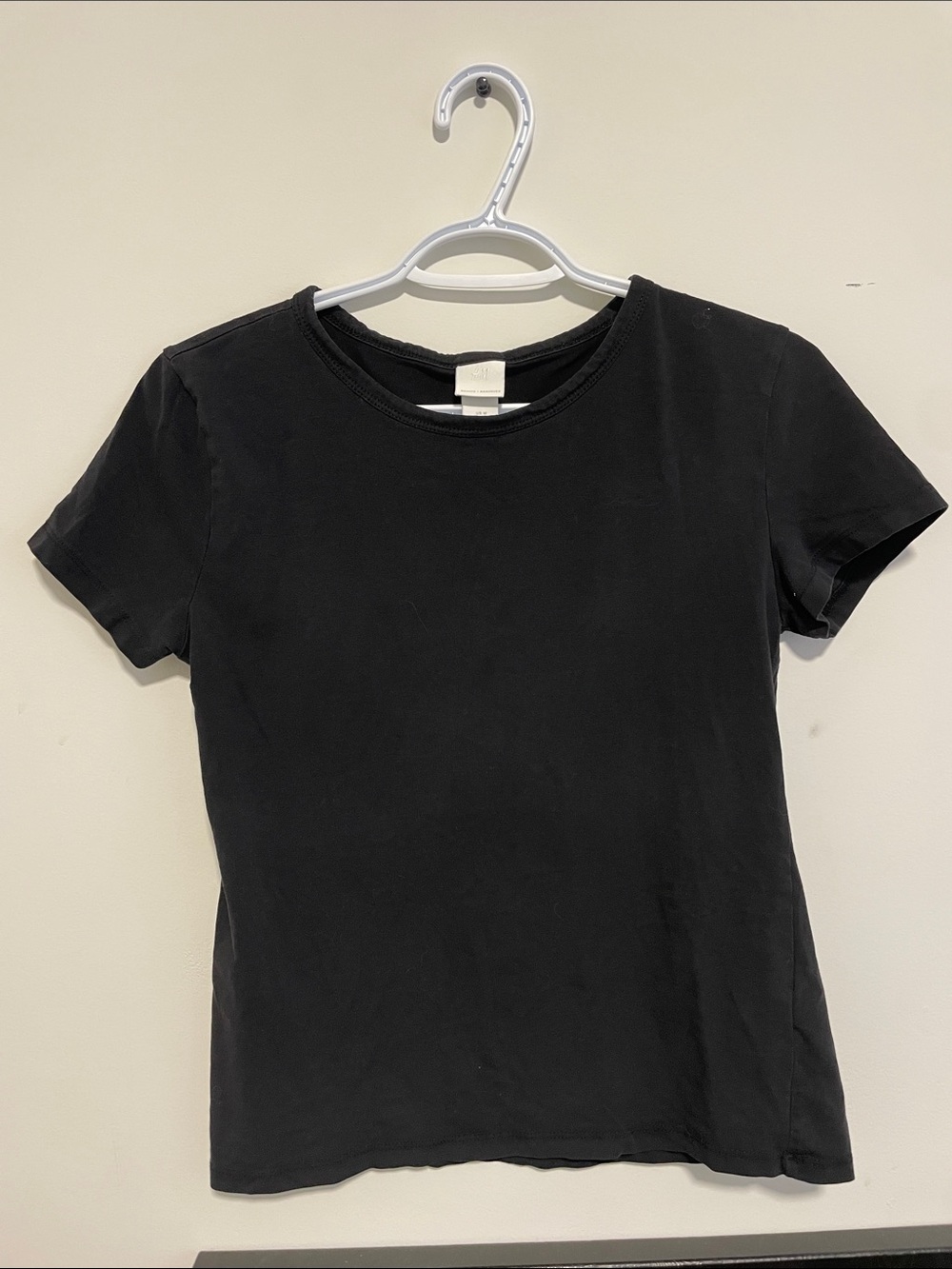 16 H&M Black Short Sleeve Crewneck Tee - Classic Fit